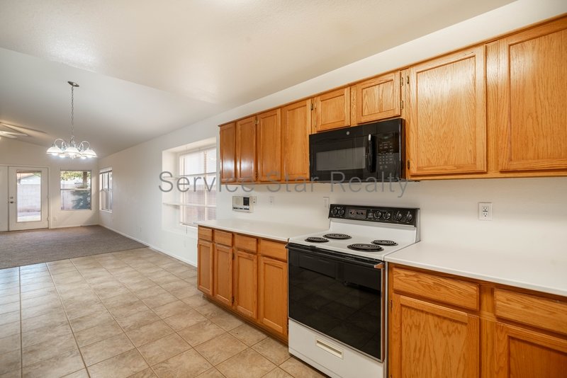 Single-Level 3-Bedroom Home with Open Layout in Phoenix property image