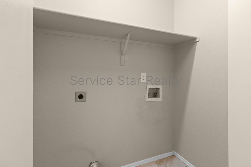 1/2 off First Month Rent - 2 Bed/2 Bath-Pool - Excellent Location property image