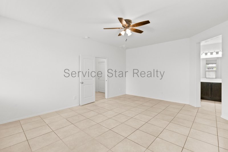 Bright & Spacious 4-Bedroom Home in South Phoenix! property image