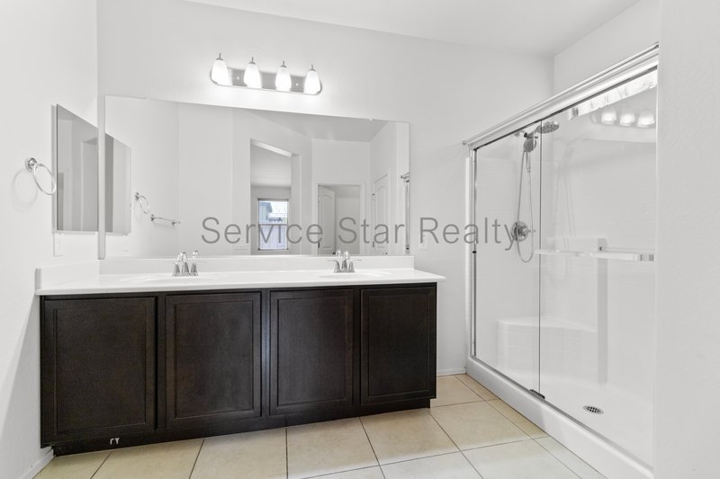 Bright & Spacious 4-Bedroom Home in South Phoenix! property image