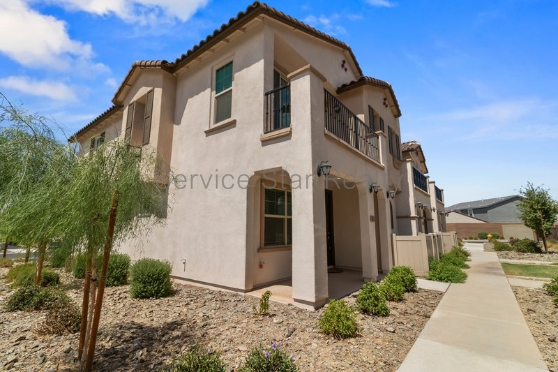 Beautiful Modern Three bedroom Townhome in Eastmark Towns! property image