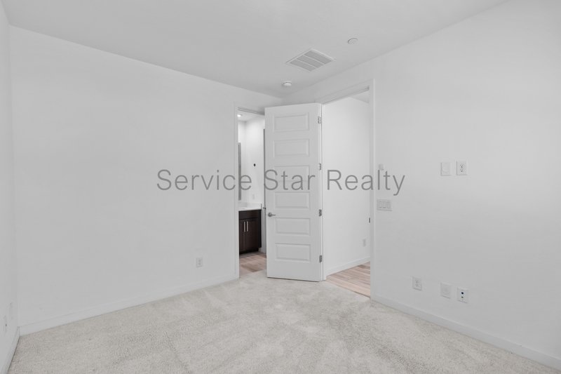 Beautiful Modern Three bedroom Townhome in Eastmark Towns! property image