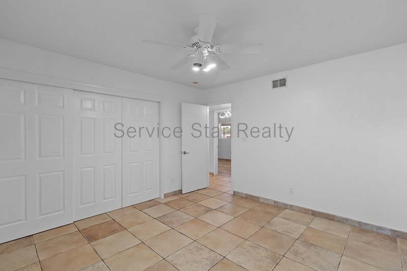 Spacious Glendale Retreat on Nearly an Acre | No HOA property image