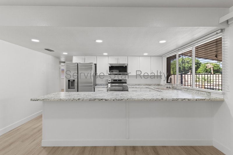 **2 WEEKS FREE RENT!!** **FULLY REMODELED & MOVE-IN READY!** property image