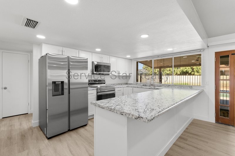 **2 WEEKS FREE RENT!!** **FULLY REMODELED & MOVE-IN READY!** property image