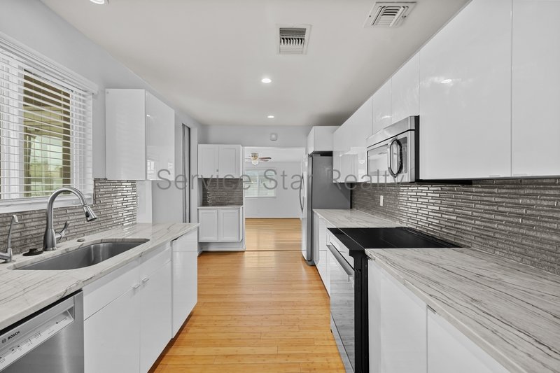 Stunning Updated 4-Bed Home with Saltwater Pool in Central Phoenix property image