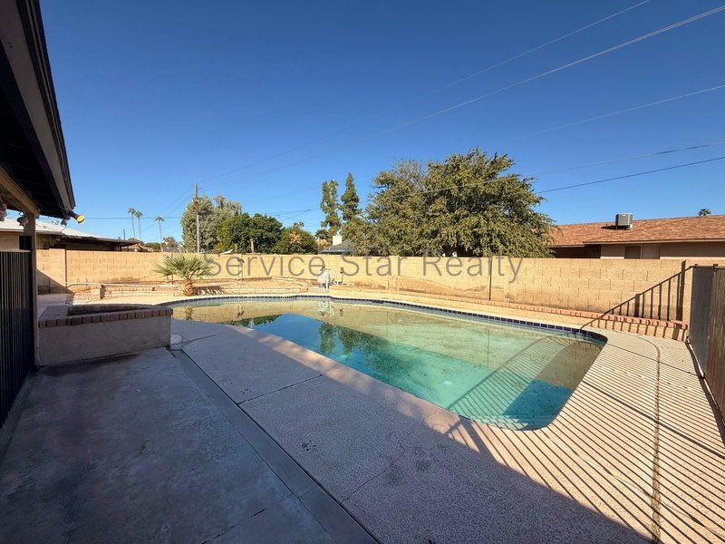 **2 WEEKS FREE RENT!!** **FULLY REMODELED & MOVE-IN READY!** property image