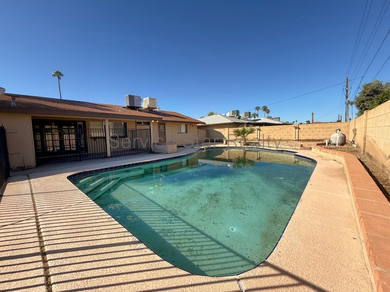 **2 WEEKS FREE RENT!!** **FULLY REMODELED & MOVE-IN READY!** property image