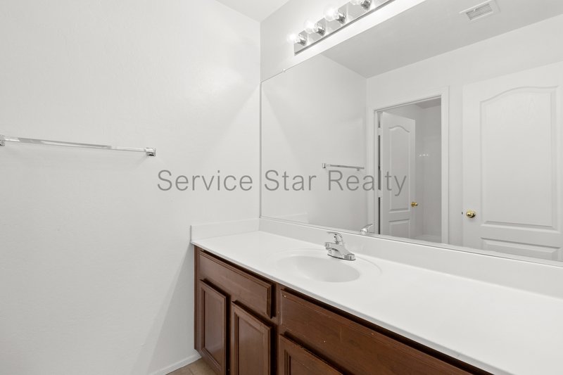 This 4 bed/3 bath Gilbert home!! property image