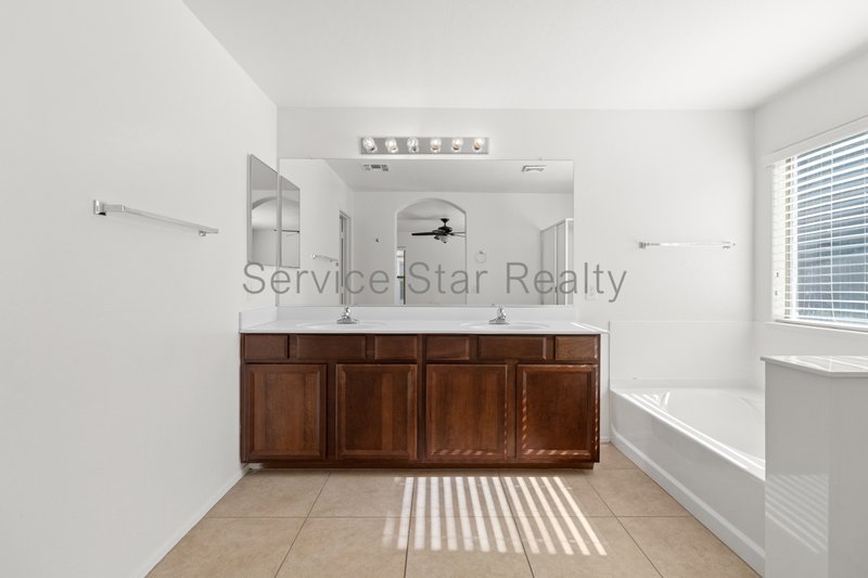 This 4 bed/3 bath Gilbert home!! property image