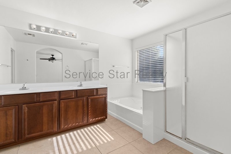 This 4 bed/3 bath Gilbert home!! property image