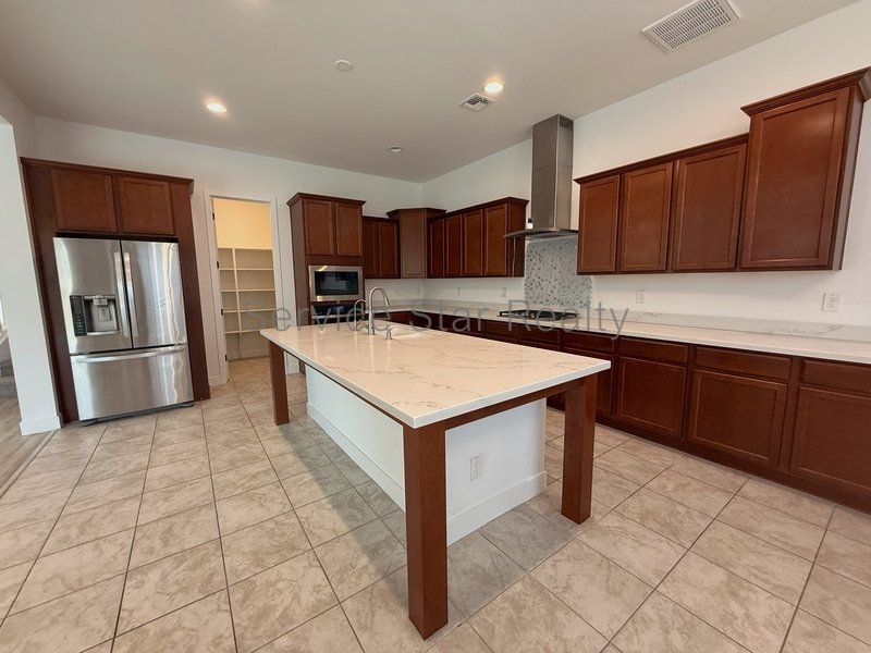 Stunning LARGE 5 Bedroom Home property image