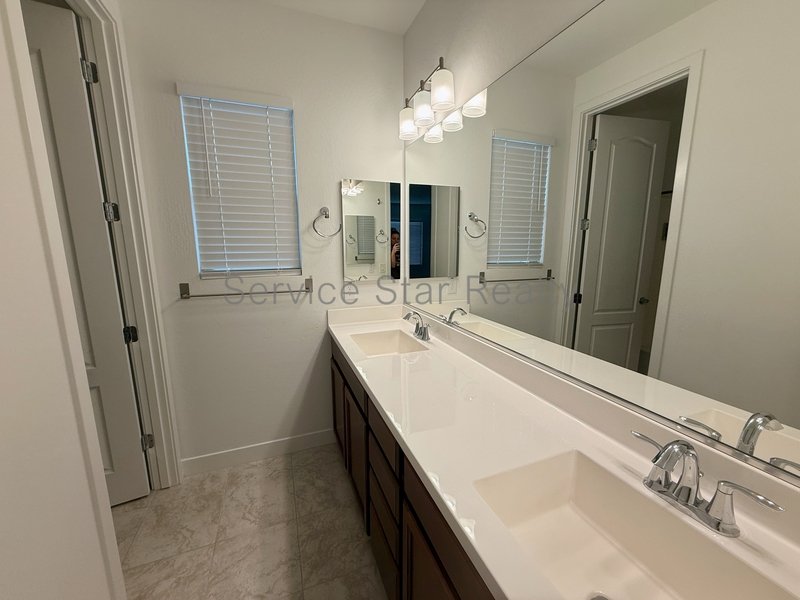 Stunning LARGE 5 Bedroom Home property image