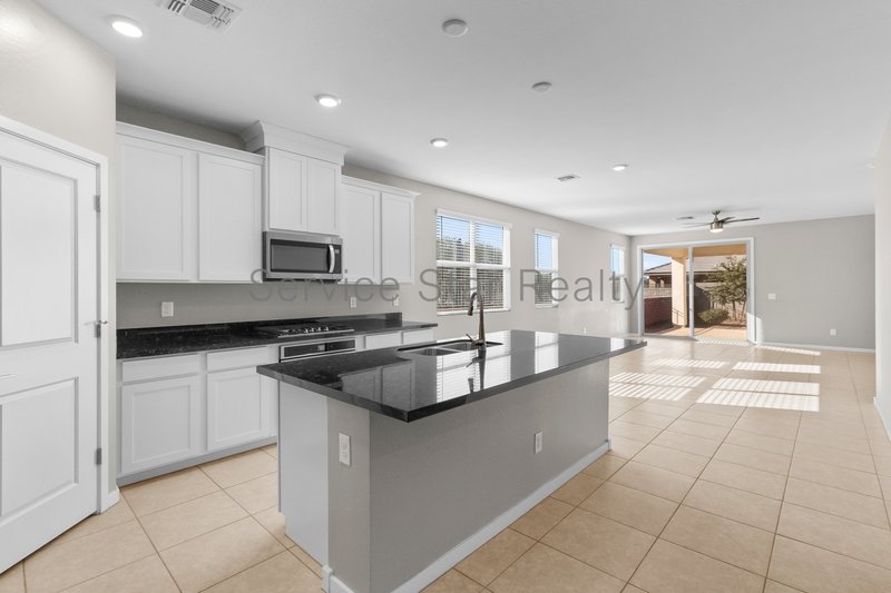 Fantastic 4Bed / 3Bath in Surprise! property image