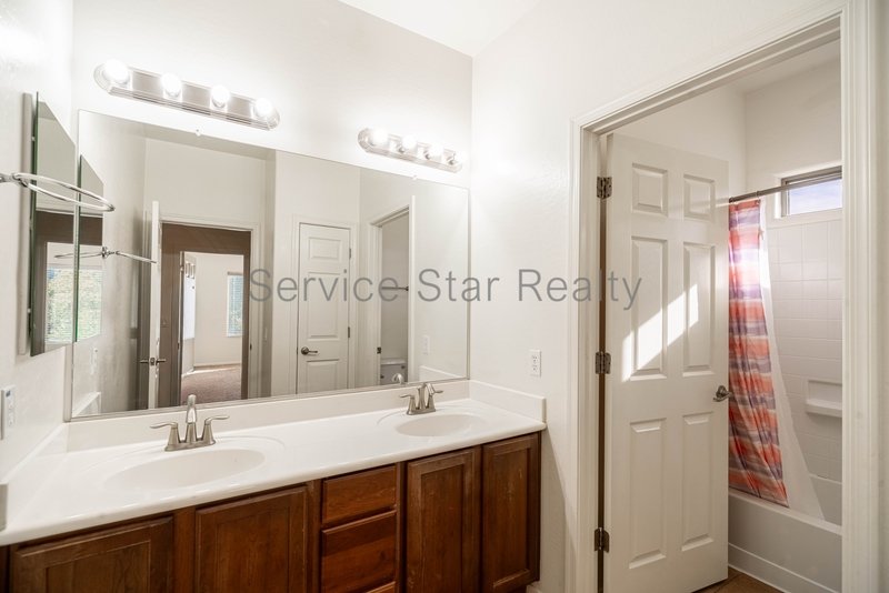 Beautiful 4-Bedroom Home in North Phoenix with Spacious Layout! property image