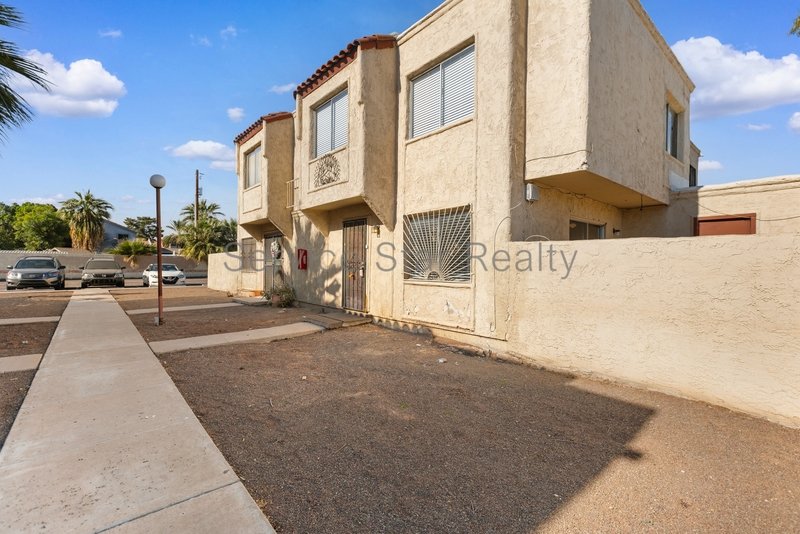 Three bedroom Townhome with washer/dryer and oversized patio property image
