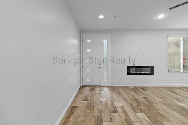 Amazing and spacious 3 bed 2 Bath with garage and yard. property image