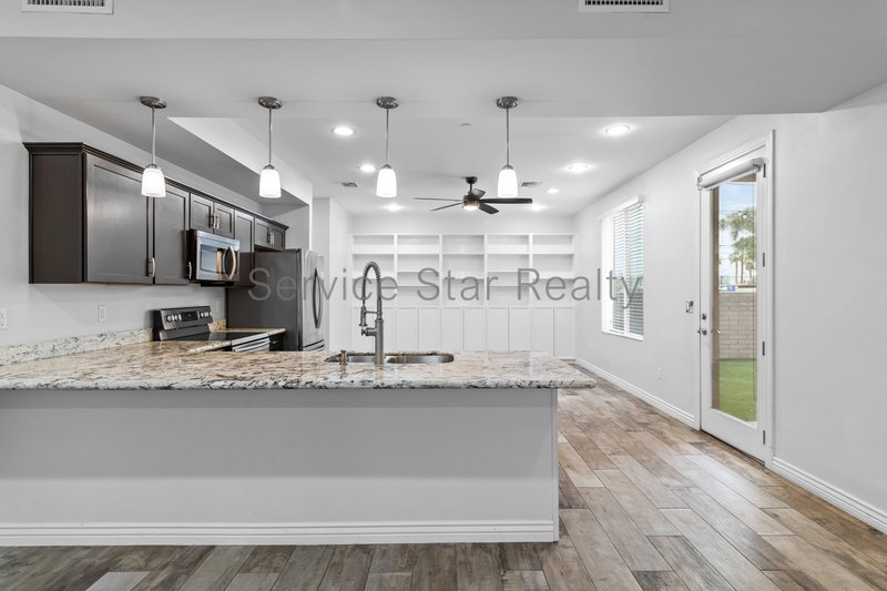 Amazing and spacious 3 bed 2 Bath with garage and yard. property image