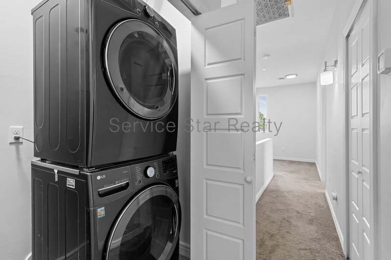 Amazing and spacious 3 bed 2 Bath with garage and yard. property image