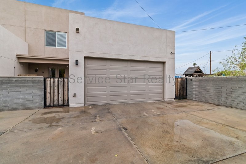 Amazing and spacious 3 bed 2 Bath with garage and yard. property image