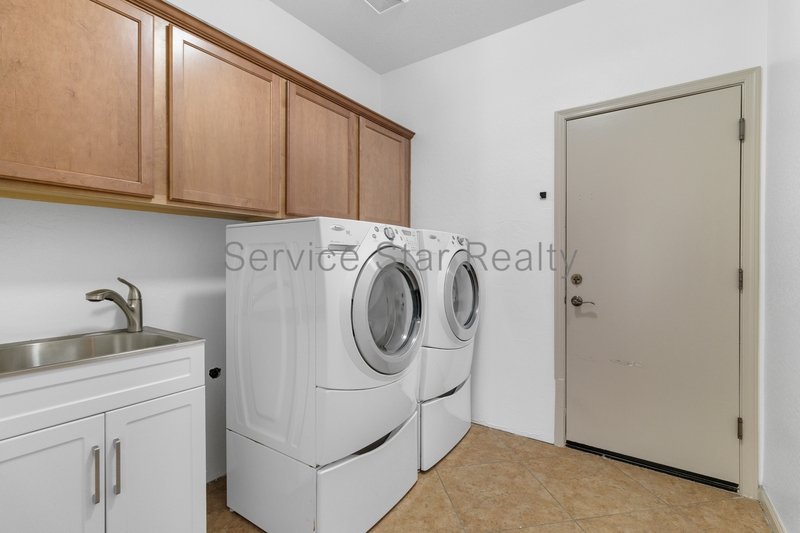 Spacious 5-Bedroom Home with Private Pool & Putting Green in New River property image