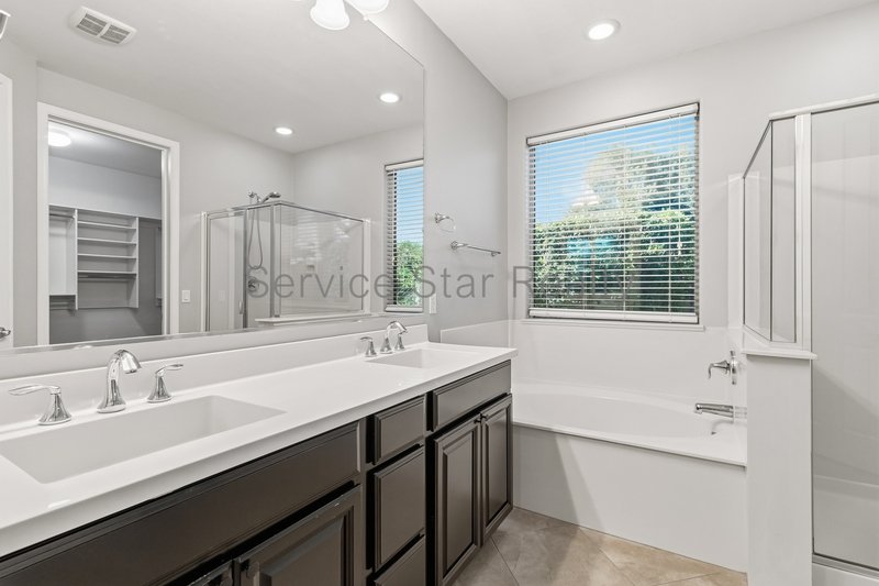 Immaculate 3 bed 2 bath with Den Home in Cortile property image