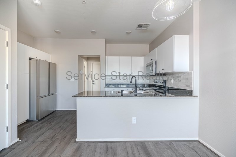 Spacious 3 Bed / 2.5 Bath Home with 2-Car Garage ? Prime South Phoenix property image