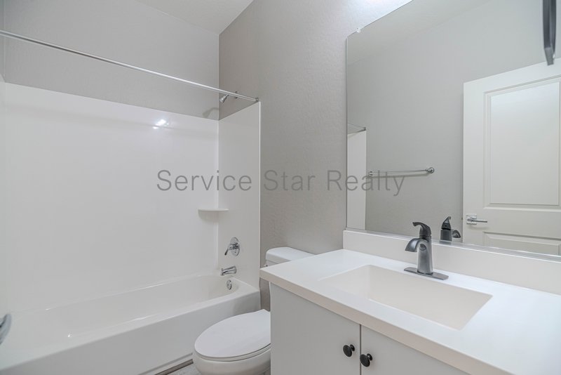 Spacious 3 Bed / 2.5 Bath Home with 2-Car Garage ? Prime South Phoenix property image