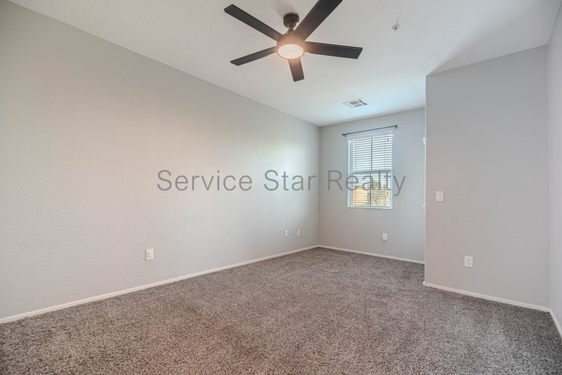 Spacious 3 Bed / 2.5 Bath Home with 2-Car Garage ? Prime South Phoenix property image