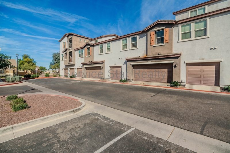 Spacious 3 Bed / 2.5 Bath Home with 2-Car Garage ? Prime South Phoenix property image