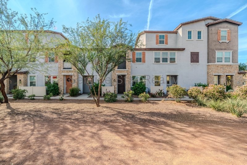 Spacious 3 Bed / 2.5 Bath Home with 2-Car Garage ? Prime South Phoenix property image