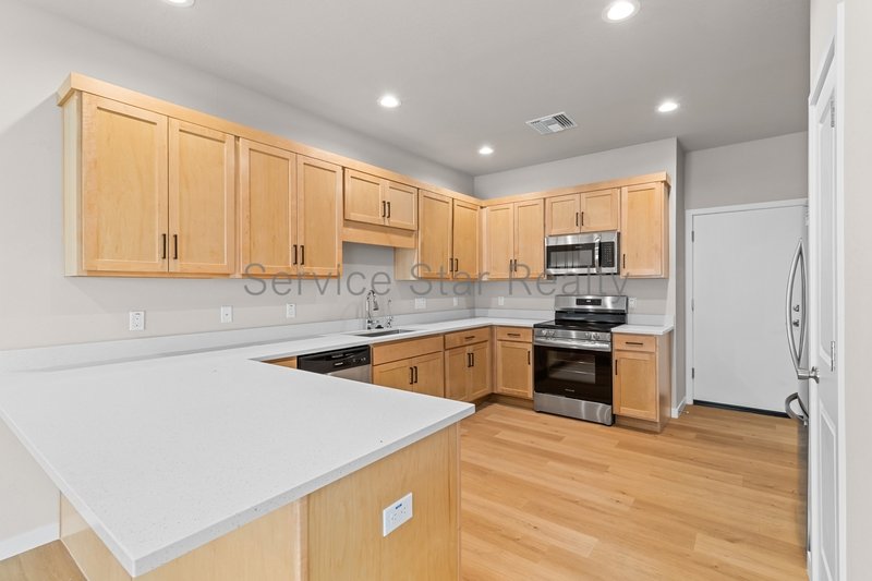 Modern 3-Bedroom Townhome with Loft & Community Pool ? 2 Car Garage! property image
