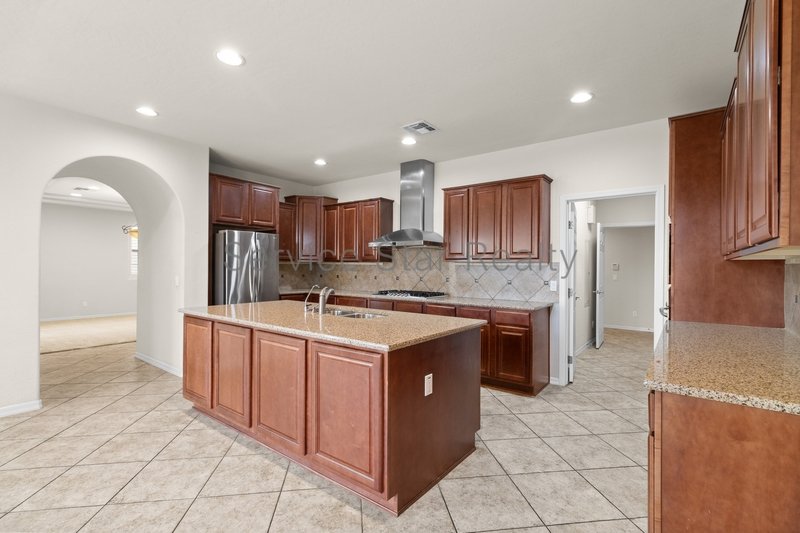 Stunning Oversized North Phoenix Home - Near Desert Ridge! property image