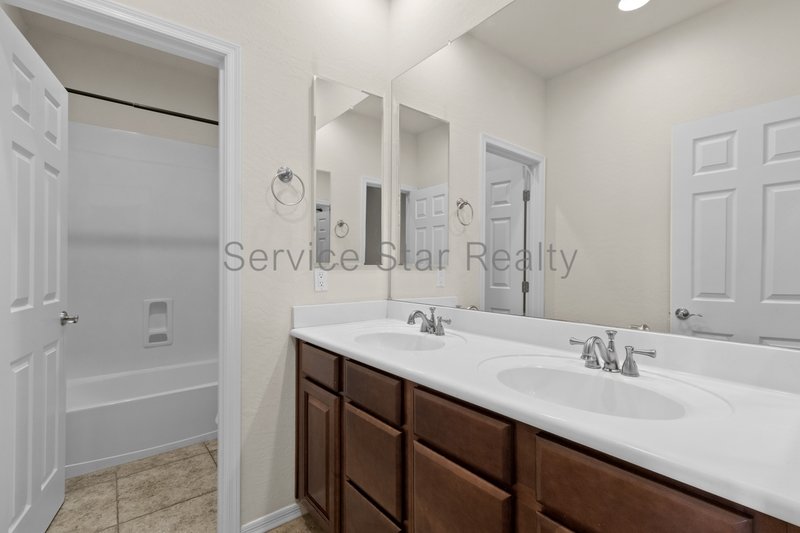 Stunning Oversized North Phoenix Home - Near Desert Ridge! property image