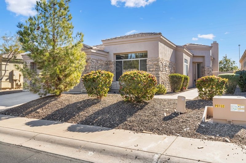 SOUTH PHOENIX  FABULOUS 3BD located in The Pines Gated Community! property image
