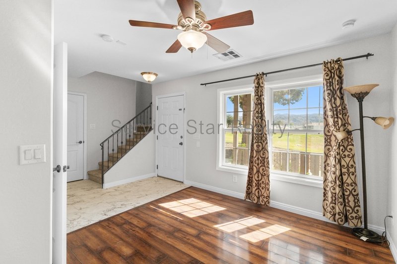 Modern & Spacious 3BD/2.5BA ? Great Neighborhood property image