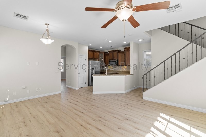 Modern & Spacious 3BD/2.5BA ? Great Neighborhood property image