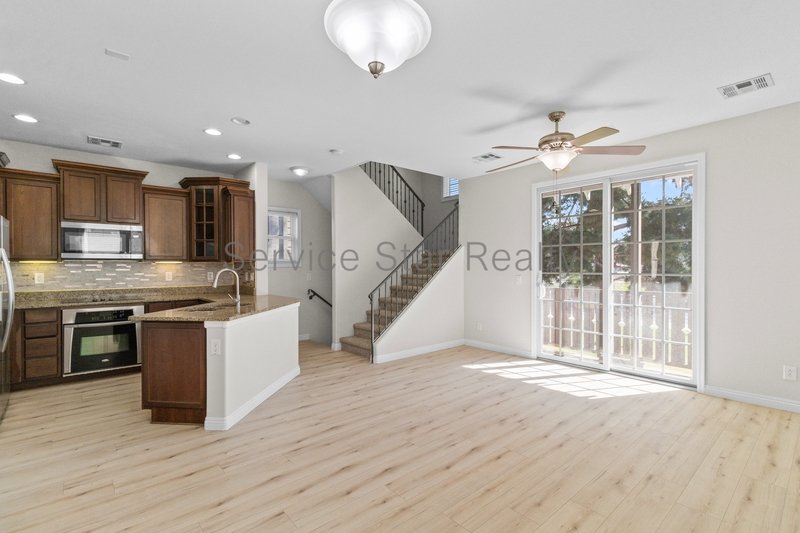 Modern & Spacious 3BD/2.5BA ? Great Neighborhood property image