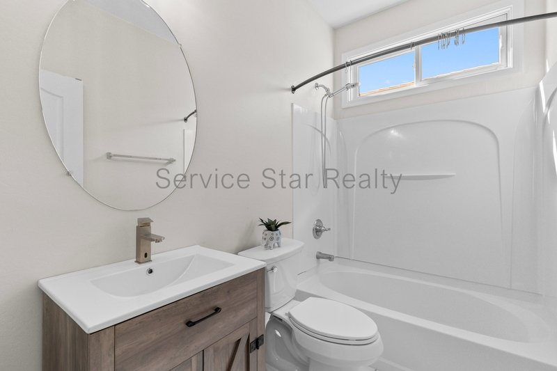 Modern & Spacious 3BD/2.5BA ? Great Neighborhood property image