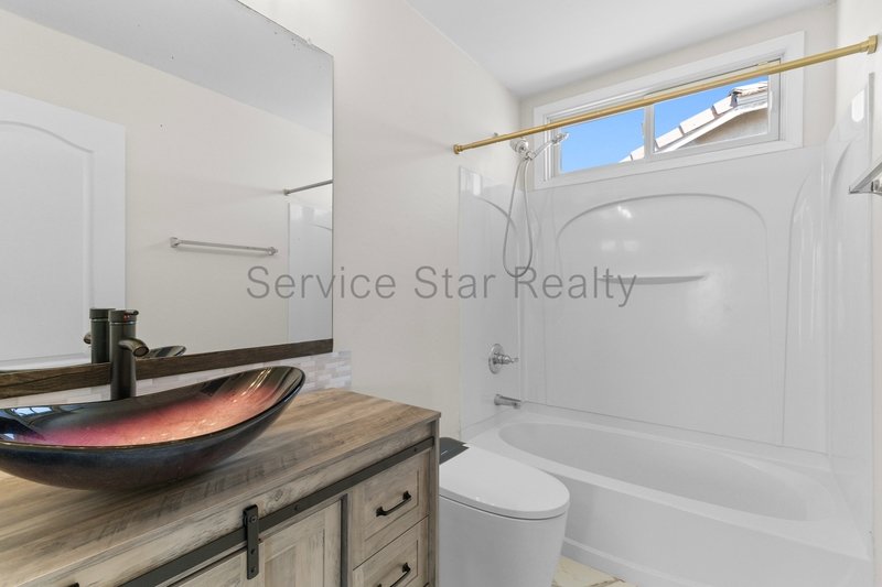 Modern & Spacious 3BD/2.5BA ? Great Neighborhood property image