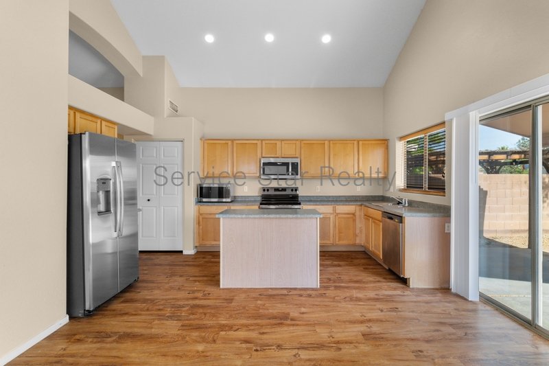 Beautiful 4+3 Home End of Culdesac with green belts!! property image