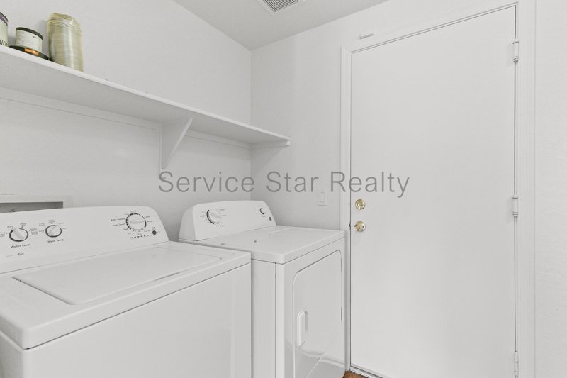 Beautiful 4+3 Home End of Culdesac with green belts!! property image