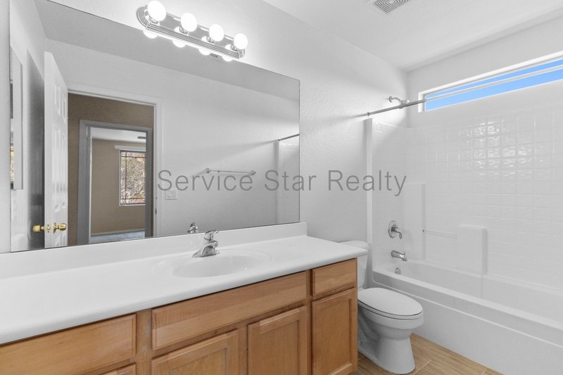 Beautiful 4+3 Home End of Culdesac with green belts!! property image