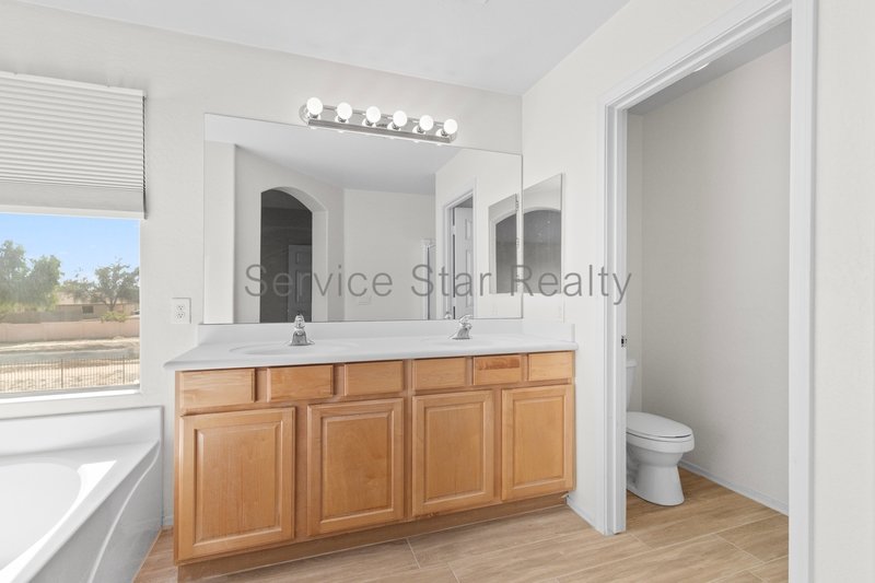 Beautiful 4+3 Home End of Culdesac with green belts!! property image