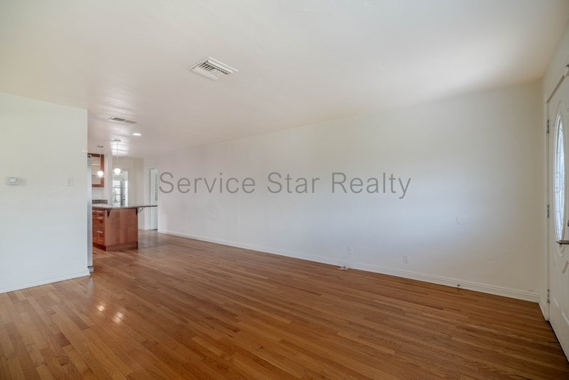 Charming 3bedroom 2 bath home property image