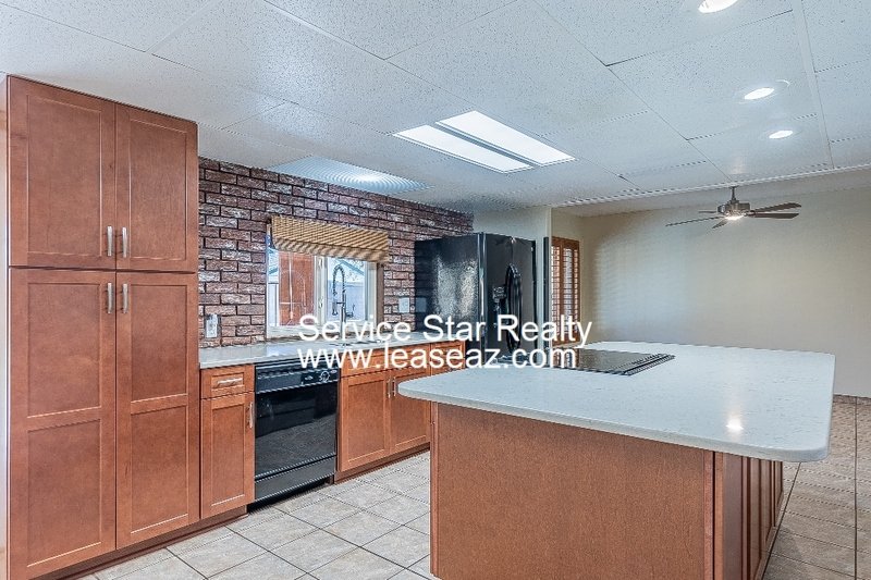 5 bedroom/ 3 bath with a POOL! 2 WEEKS FREE IF MOVED IN BY 11/30!! property image