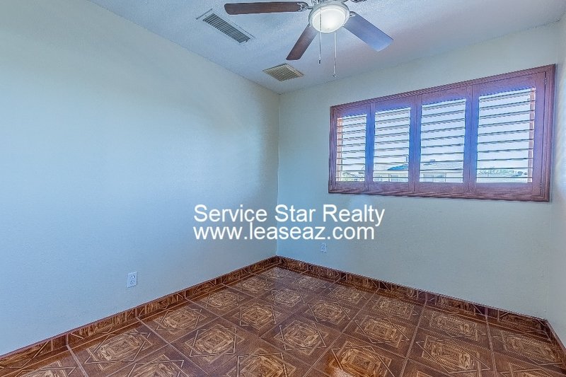 5 bedroom/ 3 bath with a POOL! 2 WEEKS FREE IF MOVED IN BY 11/30!! property image