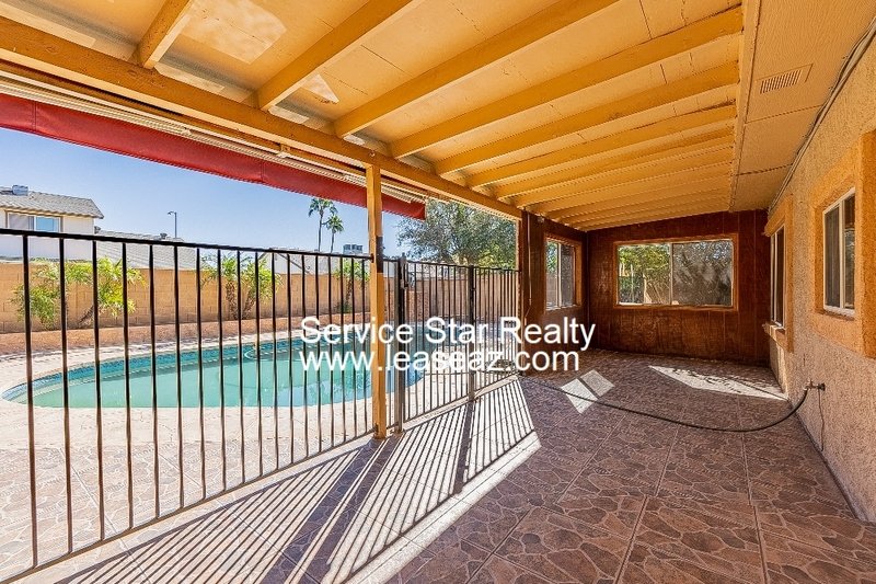 5 bedroom/ 3 bath with a POOL! 2 WEEKS FREE IF MOVED IN BY 11/30!! property image