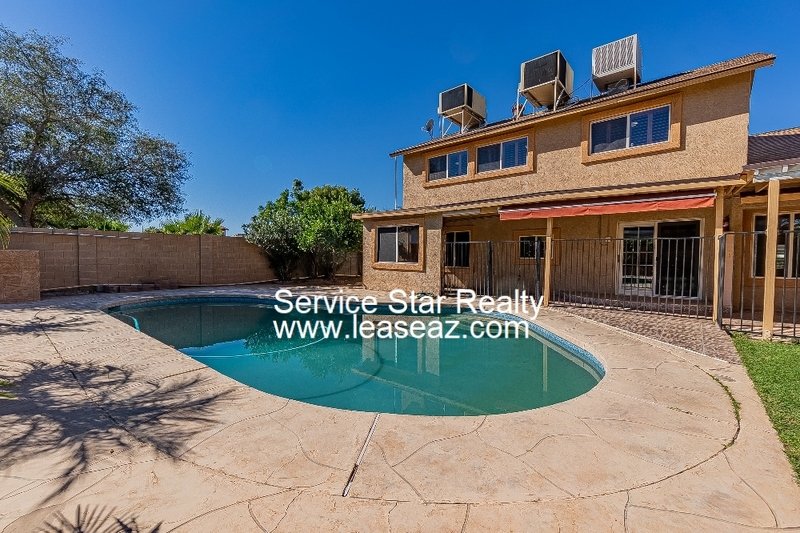 5 bedroom/ 3 bath with a POOL! 2 WEEKS FREE IF MOVED IN BY 11/30!! property image