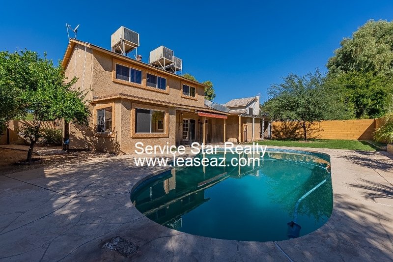 5 bedroom/ 3 bath with a POOL! 2 WEEKS FREE IF MOVED IN BY 11/30!! property image